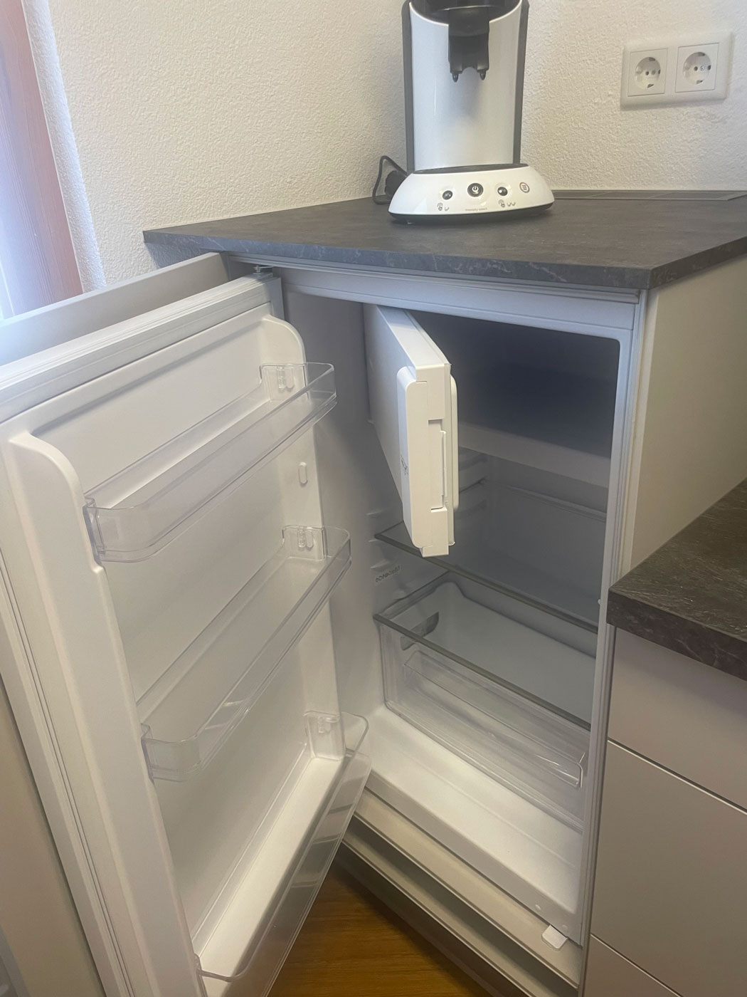isele-ferienwohnung-kuehlschrank-mit-gefrierfach-und-kaffeemaschine
